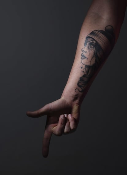 Aunque siempre le gustaron, Sandro Azorín no se hizo su primer tatuaje hasta los 33 años. “No me atrevía, tenía en mente que son para siempre. Con el paso de los años me he relajado. Pienso que hay que vivir un poco más la vida y hacer lo que te apetezca en el momento. Ahora no sé si pararé. ¡Esto engancha!”, asegura este organizador de eventos que ahora tiene 35 años. La chica que luce Azorín en el brazo es su madre. La artista Lydia Madrid diseño la pieza a partir de un tatuaje que lleva el padre de este joven madrileño.
