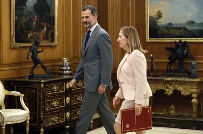 El rey Felipe VI con la presidenta del Congreso, Ana Pastor.