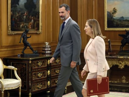 El rey Felipe VI con la presidenta del Congreso, Ana Pastor.