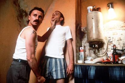 Robert Carlyle (a la izquierda) y Ewan Bremner, en <i>Trainspotting</i><b>, de Danny Boyle.</b>