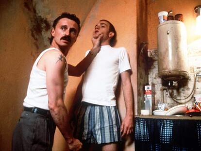 Robert Carlyle (a la izquierda) y Ewan Bremner, en <i>Trainspotting</i><b>, de Danny Boyle.</b>
