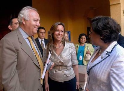 El ministro español de Asuntos Exteriores, Miguel Ángel Moratinos, junto a su homóloga mexicana, Patricia Espinosa (derecha) y la secretaria española de Estado para Iberoamérica, Trinidad Jimenez, en Santo Domingo.