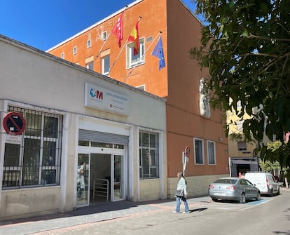 Una mujer camina al centro de salud Vicente Soldevilla, en Puente de Vallecas, Madrid, este viernes.