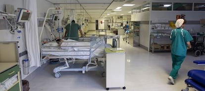 Varios pacientes atendidos en la Unidad de Recuperación Posanestésica del Virgen del Rocío