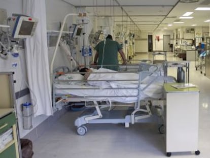 Varios pacientes atendidos en la Unidad de Recuperaci&oacute;n Posanest&eacute;sica del Virgen del Roc&iacute;o