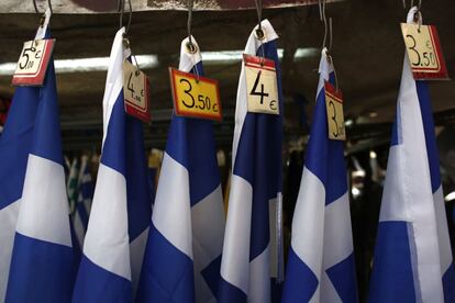 Banderas griegas expuestas en una tienda de souvenirs en la ciudad de Atenas (Grecia), el 30 de marzo de 2015.