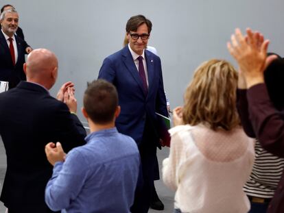El candidato a la Generalitat por el PSC, Salvador Illa, vencedor en las elecciones catalanas celebradas ayer, es aplaudido por su compañeros. EFE/Alberto Estévez