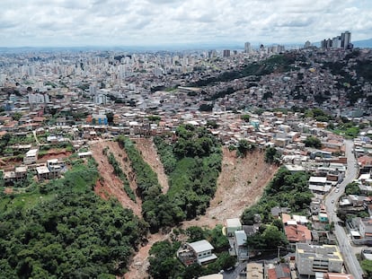 Imagem aérea de um deslizamento de terra na região oeste de Belo Horizonte.