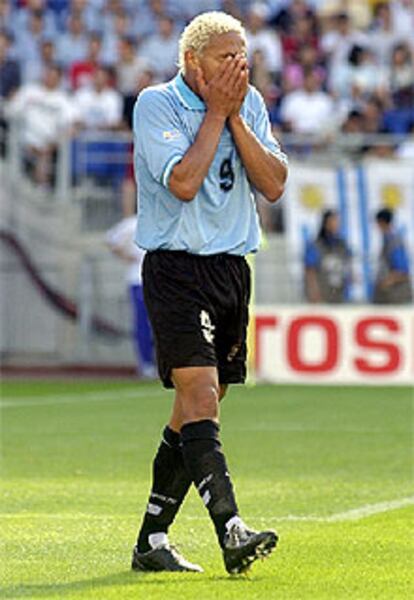 Darío Silva llora la eliminación uruguaya.