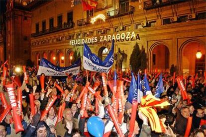 Miles de zaragozanos celebran la elección de su ciudad en la Plaza del Pilar.