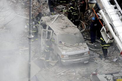 Daños causados por el derrumbe, debido a una explosión, de dos edificios de viviendas en el Este de Harlem. Los bomberos realizan servicios de rescate y desescombro en la zona afectada por el suceso