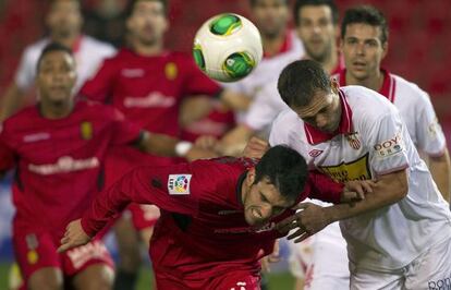 Navarro y Alfaro disputan el balón ante la vista de todos.