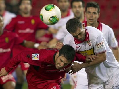Navarro y Alfaro disputan el balón ante la vista de todos.