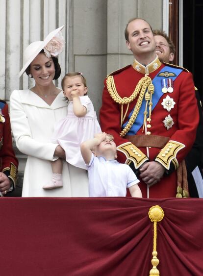 Los duques de Cambridge con sus dos hijos, en uno de los balcones del palacio de Buckingham para ver el tradcional desfile militar que se celebra todos los junios para conmemorar los cumpleaños de la reina.