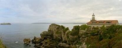 Vista del Faro de la Cerda, en la bahía de Santander.