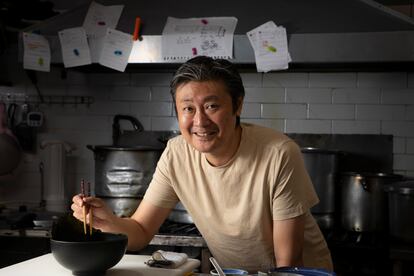 Kenshi Kosaka chef y propietario del restaurante Mukyu ramen.