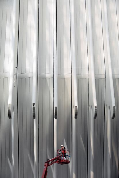 Un operario trabaja en la obras de construcción del futuro espacio CaixaForum Valencia.