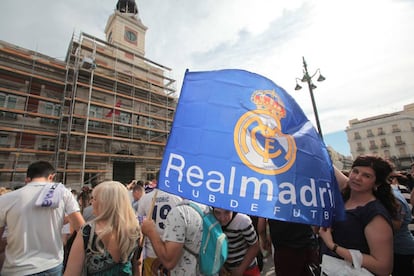 Aficionados del equipo blanco en la madrileña Puerta del Sol.