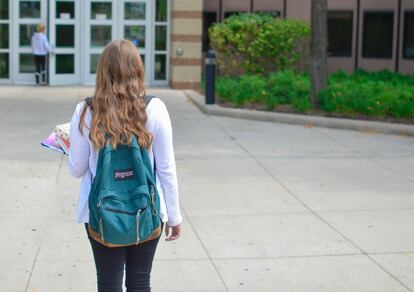 Una adolescente se lo piensa dos veces antes de entrar al instituto.