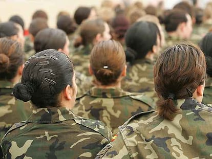 Mujeres militares en un acto organizado por el Ministerio de Defensa en la base de El Goloso (Madrid).