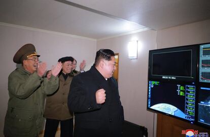 El líder norcoreano Kim Jong-un (d) mientras observa el lanzamiento del misil balístico intercontinental Hwasong-15 (Corea del Norte). 