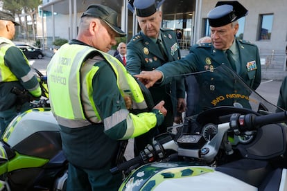 Presentación de los nuevos chalecos airbag con los que patrullarán los motoristas de la Agrupación de Tráfico de la Guardia Civil, este viernes en Madrid.