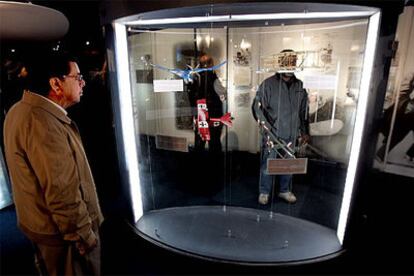 Un hombre contempla varios aviones en una vitrina de la exposición <i>Objetivo ¡volar!,</i> que se puede ver en Vitoria.