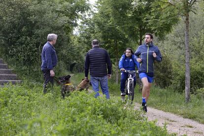 A partir de las ocho, los corredores y ciclistas se adueñan de los paseos. En la rivera del río Alegría, donde conviven especies animales y vegetales de gran interés, algunas de ellas gravemente amenazadas, como el visón europeo.