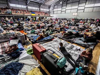Refugiados ucranios descansan en el albergue Benito Juárez de Tijuana, México, el pasado 7 de abril.