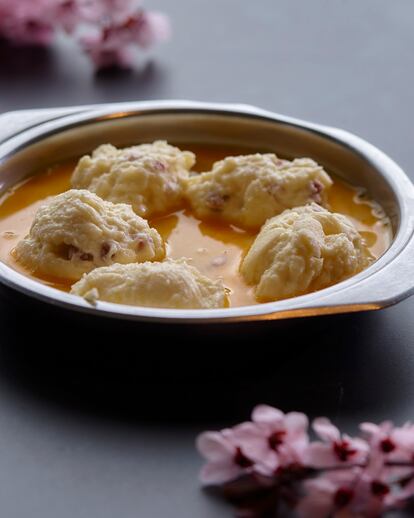 Croquetas elaboradas por el chef Iván Cerdeño antes de ser rebozadas en panko, un pan rallado japonés.