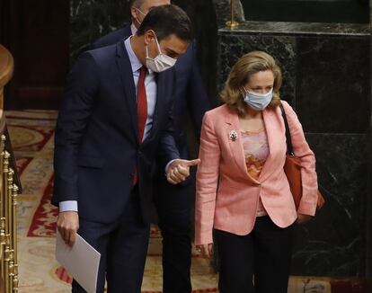 El presidente del Gobierno, Pedro Sánchez, conversa con la vicepresidenta económica, Nadia Calviño, en el Congreso el pasado junio.