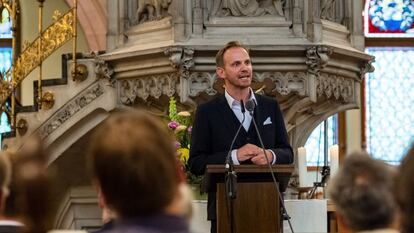 Michael Maul se dirige al público en la iglesia de Santo Tomás de Leipzig (Alemania), en 2019.