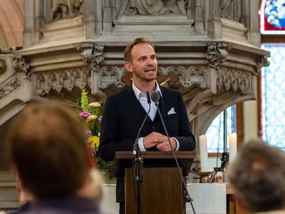 Michael Maul se dirige al público en la iglesia de Santo Tomás de Leipzig (Alemania), en 2019.