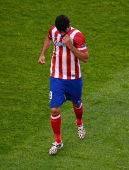 Diego Costa, lesionado, se retira en Da Luz. 