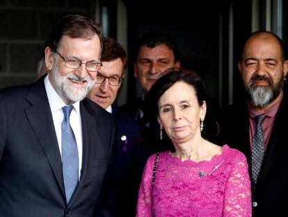 El presidente del Gobierno, Mariano Rajoy, junto a Maria Emilia Casas, expresidenta del Tribunal Constitucional.