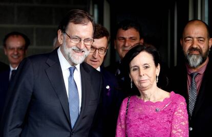 El presidente del Gobierno, Mariano Rajoy, junto a Maria Emilia Casas, expresidenta del Tribunal Constitucional.