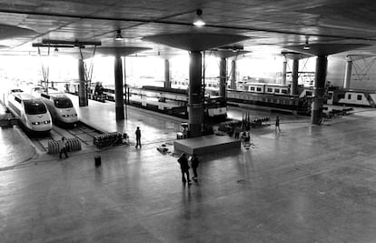 Vista de los andenes del AVE, en la estación de Renfe, de Madrid-Atocha, días antes de su inauguración, el 12 de abril de 1992.