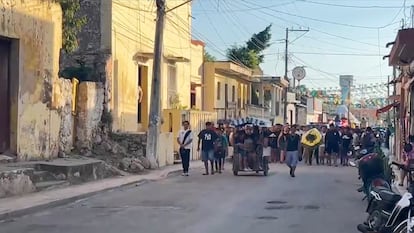 Familiares y amigos de María Candelaria participan en un cortejo fúnebre en la calle principal de Tekit, en el Estado de Yucatán.