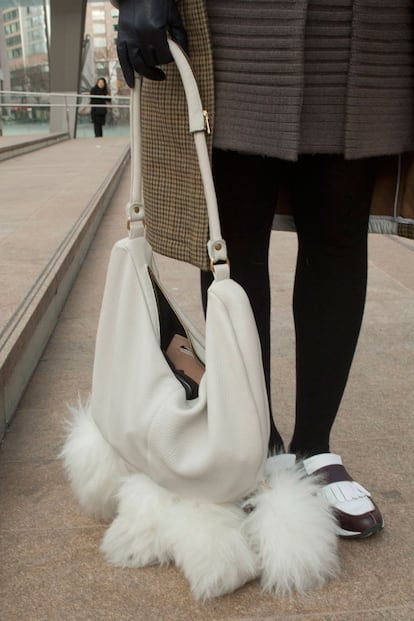 Sombreros de ala o de lana, joyas excéntricas u originales bolsos. Los asistentes a la Semana de la Moda de Nueva York nos muestran cómo combinan sus accesorios.