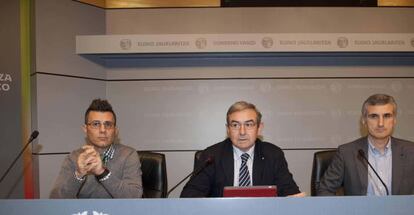 El viceconsejero de Planificación y Empleo, Javier Ruiz, el director general de Lanbide, Javier Ramos, y el director de Formación y de Garantía de Ingresos de Lanbide, Pedro Sánchez.