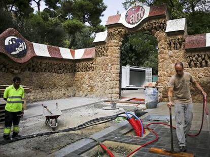 Trabajadores ultiman la construcción de casetas de control de acceso al parque.