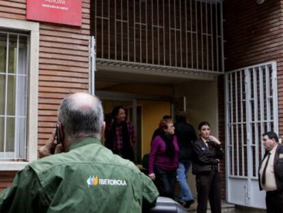 Operarios de Iberdrola intentan cortar, por orden de Gas Natural Fenosa, la luz en la Consejer&iacute;a de Sanidad el 29 de octubre. 