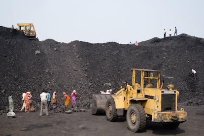 Las canteras al aire libre generan entre 3 y 4 toneladas de desperdicios por cada tonelada recogida. La organización nacional Minas Minerales y Gente (MM&P) ha intentado que la nueva ley de minas conceda un 25% de los beneficios de la extracción a las comunidades afectadas.