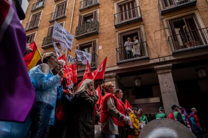 La manifestación, en la que ha imperado el ambiente festivo, ha estado marcada en un inicio por la lluvia, que ha desaparecido al tiempo que las tres columnas llegaban a la plaza Mayor de Madrid.

