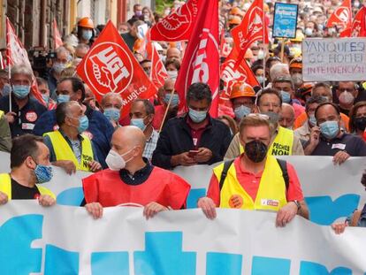 Asistentes a la manifestación a favor del mantenimiento del empleo y contra el cierre de la planta de Alcoa en San Cibrao (Lugo) el lunes en la localidad de Burela. 