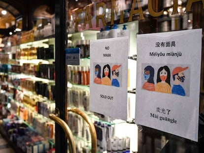 Una farmacia de Roma, con carteles que indican que tiene las mascarillas agotadas.