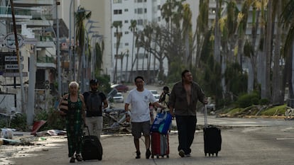 Turistas abandonan  la zona hotelera del puerto de Acapulco debido al paso del huracán Otis. Guerrero (México).