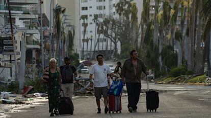 Turistas abandonan la zona hotelera del puerto de Acapulco debido al paso del huracán Otis. Guerrero (México).