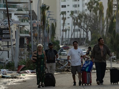 Turistas abandonan  la zona hotelera del puerto de Acapulco debido al paso del huracán Otis. Guerrero (México).