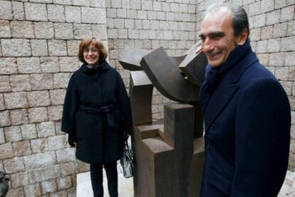 El hijo Eduardo Chillida, Luis Chillida, junto a la escultura del fallecido escultor guipuzcoano situada en la Plaza de los Fueros